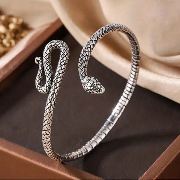 Jewelry - Vintage snake bracelet